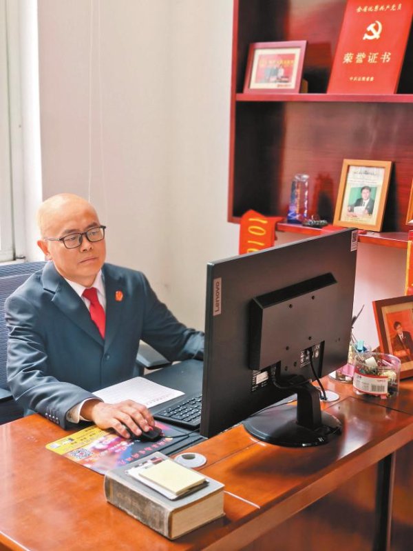 东莞市股票配资公司 《感动中国》2025年度人物龙进品：最好的回报，莫过于百姓信任